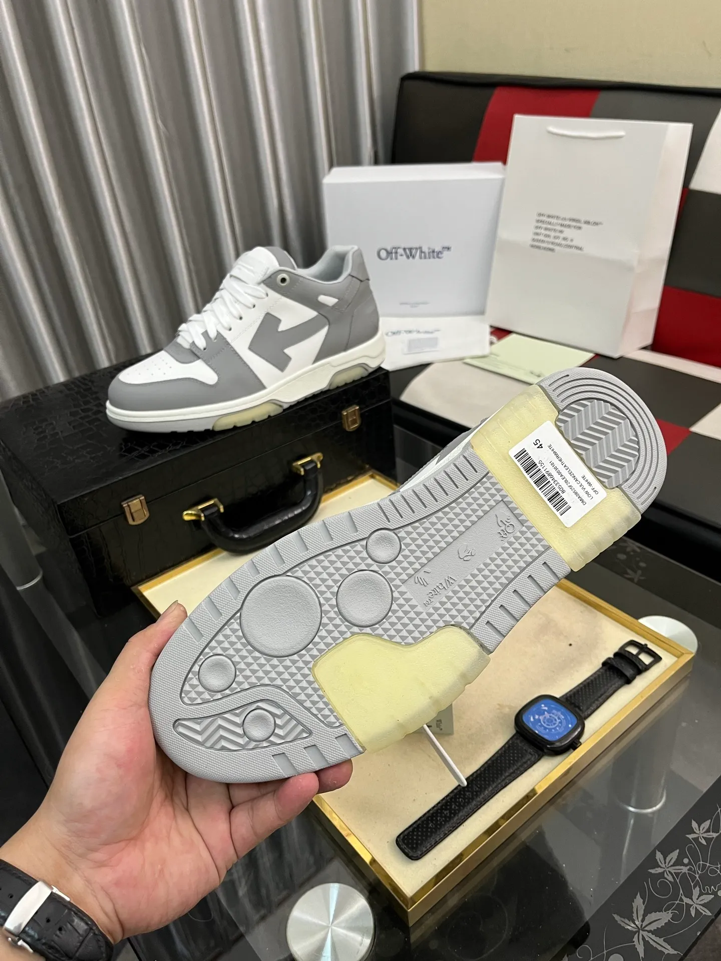 Men's shoes 💰600⌚️⌚️ OFF-White C/O VirGil Abloh fashionable and versatile casual shoes. Exclusive first release of the new model. Made of environmentally friendly cowhide leather and mesh fabric upper material. The insole is embedded with foam cushioning EVA material. The correct midsole is equipped with EVA lightweight cushioning. External tooth nail rubber outsole. The correct accessories can be customized simultaneously. Women's model: 35-40 Men's model: 39-45